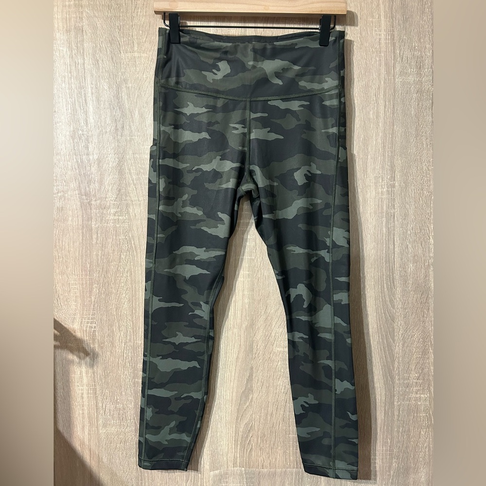Athleta Ultimate Camo 7/8 Tight Size Medium